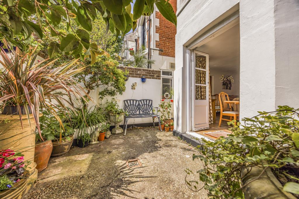 Lot: 101 - SUBSTANTIAL SEMI-DETACHED VICTORIAN DWELLING WITH ADDITIONAL INVESTMENT INCOME - Courtyard of lower ground floor with view of front garden